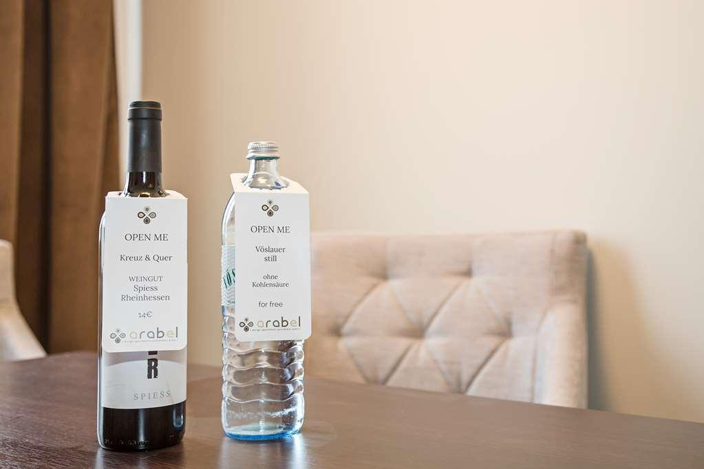 아라벨 디자인 아파트먼츠 베를린 객실 사진 A bottle of wine and a bottle of water