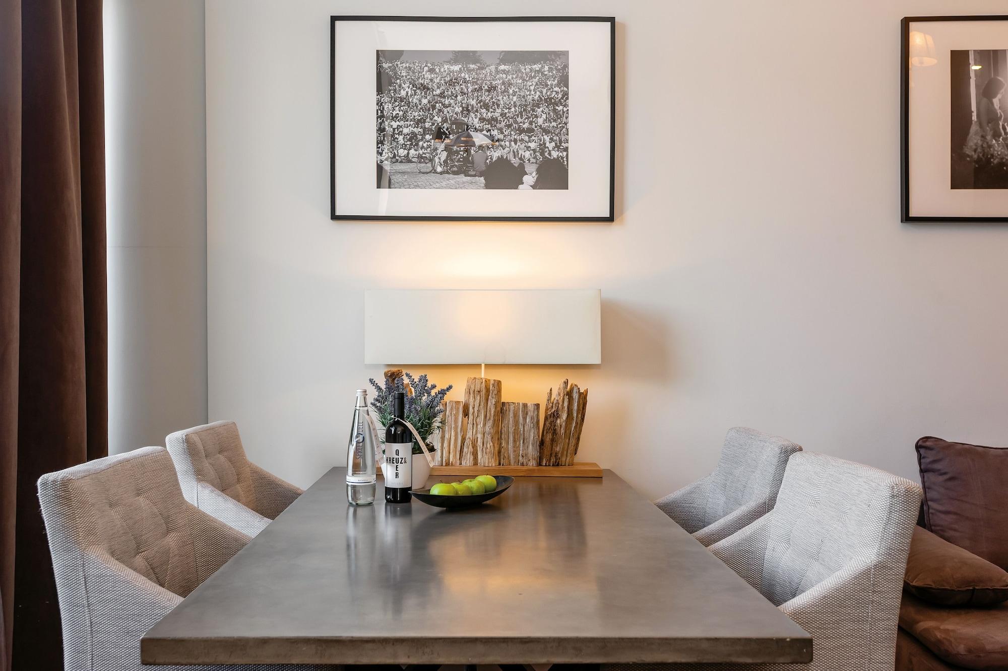 아라벨 디자인 아파트먼츠 베를린 외부 사진 A dining room table