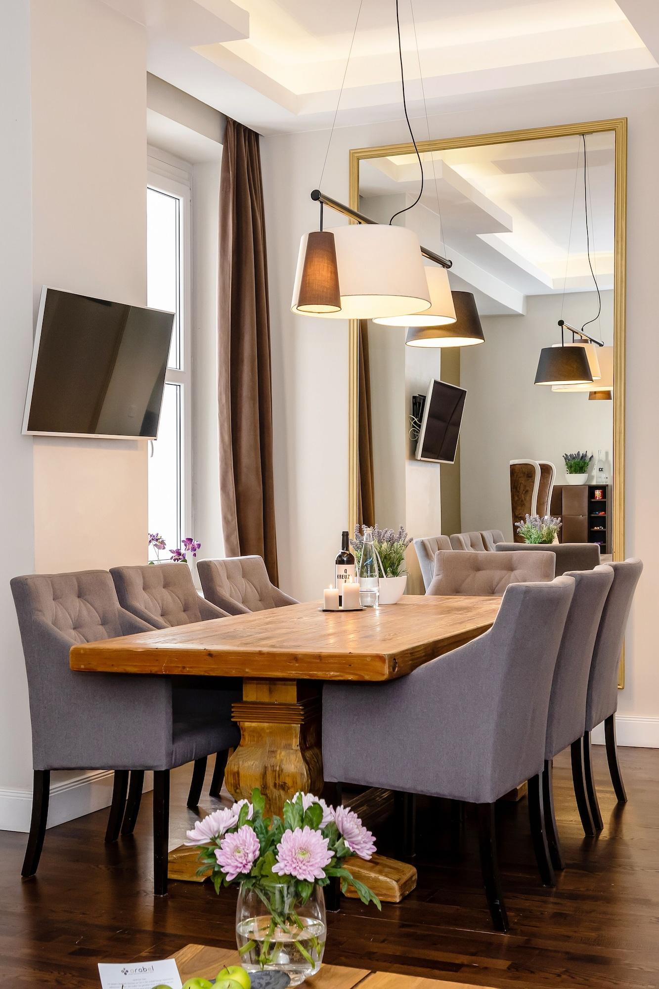 아라벨 디자인 아파트먼츠 베를린 외부 사진 A dining room with a television