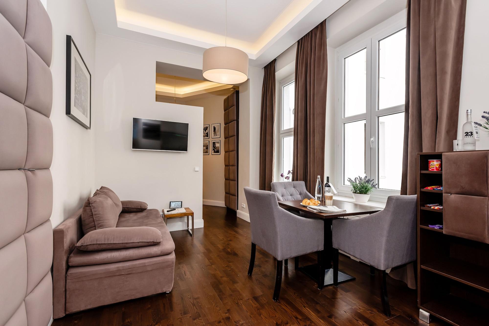 아라벨 디자인 아파트먼츠 베를린 외부 사진 A living room with a sofa and a dining table