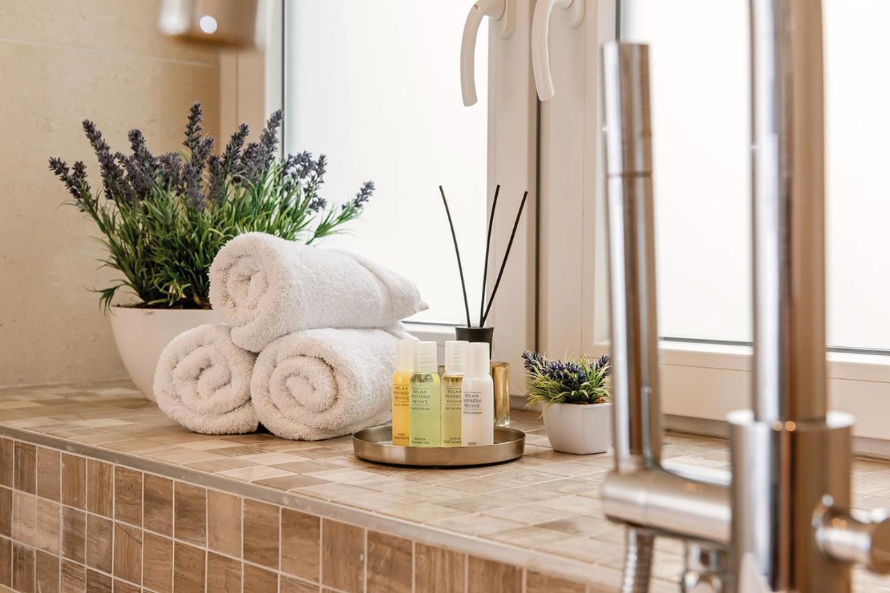 아라벨 디자인 아파트먼츠 베를린 외부 사진 A reed diffuser in a bathroom