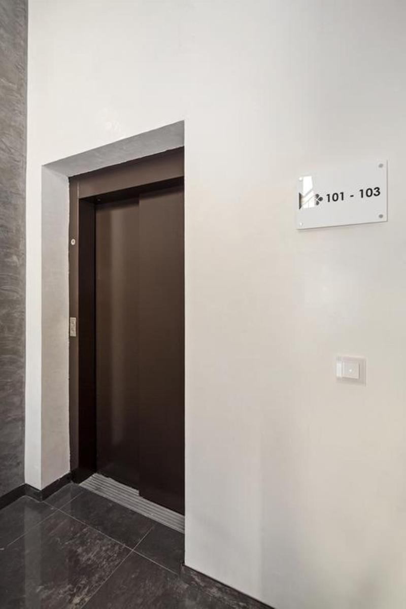 아라벨 디자인 아파트먼츠 베를린 외부 사진 A door with a door sign